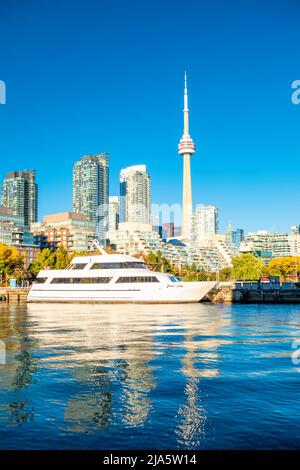 Yacht amarré au centre-ville de Toronto, Ontario, Canada Banque D'Images