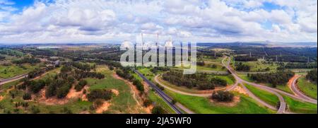 Centrale électrique de Bayswater dans la vallée Hunter Muswellbrook d'Australie - panorama aérien le long de l'autoroute de la Nouvelle-Angleterre Banque D'Images