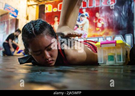 Naem Peaw reçoit un massage des pieds avant un combat au stade de boxe international de Thapae. Il y a des années, voir des femmes dans un ring Fighting (Muay Thai) en Thaïlande était presque inentendu de, à moins qu'il ne soit dans un combat cérémonial dans le temple local pendant la saison de fête. De nos jours, les choses changent et de plus en plus de femmes rejoignent le sport. La ville de Chiang Mai est l'épicentre de ce changement avec le soutien d'un promoteur local qui voit le sport comme un moyen de promouvoir l'égalité, et l'intérêt croissant dans le sport par les étrangers qui affluent dans la ville. Dans certains gymnases thaïlandais de Muay, les femmes passent déjà par-dessus Banque D'Images