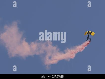 Miami, États-Unis. 27th mai 2022. L'équipe de saut en parachute des Golden Knights de l'armée des États-Unis se présente à la journée médiatique du Hyundai Air & Sea Show à la station aérienne de la garde côtière américaine à Miami, en Floride, le vendredi 27 mai 2022. Le spectacle aérien et maritime du Miami Memorial Day présentera le Black Hawk de l'armée américaine HH-60, le Thunderbolt II de l'USAF A-10, le bombardier B-52 de l'USAF, le Hercules de l'USAF C-130, le Global Master III de l'USAF C-5 Galaxy, le Stalinon de la mer de l'USAF CH-17 Eagle, le FUSAF F-16 Fighting Falcon, le FUS Stratanotino de l'USAF C-53 135, le KC-15, le FKC-18, le FKC- Photo de Gary I Rothstein/UPI crédit: UPI/Alay Live News Banque D'Images