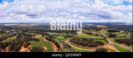 Centrale électrique de Bayswater dans la vallée Hunter Muswellbrook d'Australie - proche panorama aérien le long de l'autoroute de la Nouvelle-Angleterre Banque D'Images