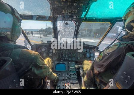 San Diego, Californie, États-Unis - JUILLET 2018 : poste de pilotage de l'hélicoptère Sikorsky SH-3 Sea King. Musée USS Midway Battleship. Double moteur américain Banque D'Images