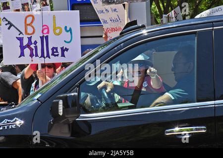 Houston, États-Unis. 27th mai 2022. Les manifestants se réunissent à l'assemblée annuelle de l'ARN au centre de congrès George R. Brown à Houston, Texas, le vendredi 27 mai 2022. La National Rifle Association tient sa réunion annuelle malgré le tir de masse de mardi qui a laissé 19 enfants et deux adultes morts dans une école primaire à Uvalde, Texas. Photo de Jon Farina/UPI crédit: UPI/Alay Live News Banque D'Images
