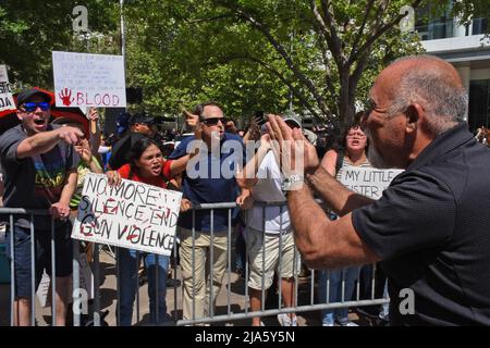 Houston, États-Unis. 27th mai 2022. Les manifestants se réunissent à l'assemblée annuelle de l'ARN au centre de congrès George R. Brown à Houston, Texas, le vendredi 27 mai 2022. La National Rifle Association tient sa réunion annuelle malgré le tir de masse de mardi qui a laissé 19 enfants et deux adultes morts dans une école primaire à Uvalde, Texas. Photo de Jon Farina/UPI crédit: UPI/Alay Live News Banque D'Images