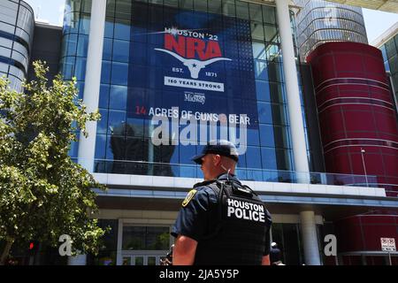 Houston, États-Unis. 27th mai 2022. Les manifestants se réunissent à l'assemblée annuelle de l'ARN au centre de congrès George R. Brown à Houston, Texas, le vendredi 27 mai 2022. La National Rifle Association tient sa réunion annuelle malgré le tir de masse de mardi qui a laissé 19 enfants et deux adultes morts dans une école primaire à Uvalde, Texas. Photo de Jon Farina/UPI crédit: UPI/Alay Live News Banque D'Images