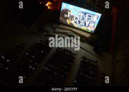 La Valette, Malte. 27th mai 2022. Les gens attendent de regarder un film lors de l'événement Cinema City à la Valette, Malte, le 27 mai 2022. L'événement Cinema City, qui présente des projections de films en plein air, a lieu ici du 24 au 28 mai. Credit: Jonathan Borg/Xinhua/Alay Live News Banque D'Images