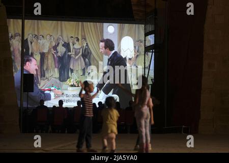 La Valette, Malte. 27th mai 2022. Les gens regardent un film lors de l'événement Cinema City à la Valette, Malte, le 27 mai 2022. L'événement Cinema City, qui présente des projections de films en plein air, a lieu ici du 24 au 28 mai. Credit: Jonathan Borg/Xinhua/Alay Live News Banque D'Images