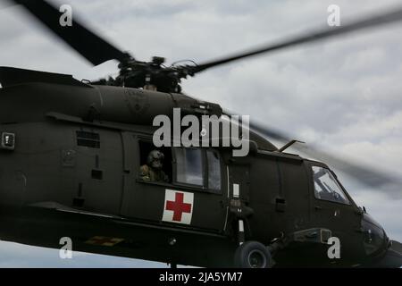 Les soldats américains suivent une formation d'évacuation médicale dans un MH-60 Blackhawk au cours de l'exercice Combined Resolve 17 (CBR 17) à la zone d'entraînement de Hohenfels, au joint multinational Readiness Centre (JMRC) à Hohenfels, en Allemagne, le 26 mai 2022. Le CBR 17 est un exercice de 7th exécution du Commandement de l'entraînement de l'Armée de terre dirigé par l'Europe-Afrique de l'Armée des États-Unis qui a lieu au JMRC du 20 mai au 19 juin 2022. L'événement est conçu pour évaluer et évaluer la capacité d'une unité à mener des opérations dans un espace de combat complexe et multidomaine simulé. Le but de la rotation est d'exercer des opérations d'armes combinées dans un e multinational Banque D'Images