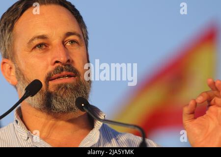 27 mai 2022 : 27 mai 2022 (Malaga) le président de Vox, Santiago Abascal, et le candidat de la formation à la présidence andalouse, Macarena Olona, participent à un rassemblement de campagne à l'occasion des élections à la Junta de Andalucia dans le Paseo del Muelle Uno, la Farola de málaga. (Credit image: © Lorenzo Carnero/ZUMA Press Wire) Banque D'Images