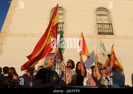 27 mai 2022 : 27 mai 2022 (Malaga) le président de Vox, Santiago Abascal, et le candidat de la formation à la présidence andalouse, Macarena Olona, participent à un rassemblement de campagne à l'occasion des élections à la Junta de Andalucia dans le Paseo del Muelle Uno, la Farola de málaga. (Credit image: © Lorenzo Carnero/ZUMA Press Wire) Banque D'Images