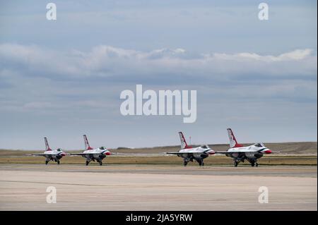 BASE DE LA FORCE SPATIALE PETERSON, Colorado – F-16 Fighting Falcons, de l’Escadron de démonstration aérienne des États-Unis, les « Thunderbirds » arrivent à la base de la Force spatiale Peterson, Colorado, le 23 mai 2022. Les Thunderbirds ont pratiqué des manœuvres dans le ciel au-dessus de la région de Pikes Peak et ont ensuite effectué un survol lors de la cérémonie de remise des diplômes de l'US Air Force Academy le 25 mai 2022. (É.-U. Photo Space Force par Paul Honnick) Banque D'Images