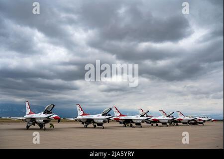 BASE DE LA FORCE SPATIALE PETERSON, Colorado – F-16 Fighting Falcons, de l’Escadron de démonstration aérienne des États-Unis, les « Thunderbirds » reposent sans rien faire sous un ciel nuageux peu après leur arrivée à la base de la Force spatiale Peterson, Colorado, le 23 mai 2022. Les Thunderbirds sont arrivés avant leur vol prévu lors de la cérémonie de remise des diplômes de l'US Air Force Academy le 25 mai 2022. (É.-U. Photo Space Force par Paul Honnick) Banque D'Images