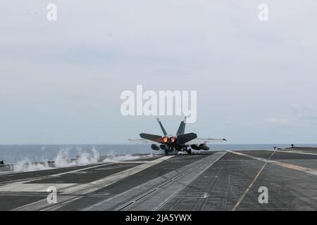 MER DES PHILIPPINES (19 mai 2022) un F/A-18E Super Hornet, affecté aux « vigilantes » de l'escadron de chasse Strike (VFA) 151, est lancé à partir du pont de vol à bord du porte-avions de la classe Nimitz USS Abraham Lincoln (CVN 72). Abraham Lincoln Strike Group est en cours de déploiement prévu dans la zone d'exploitation de la flotte américaine 7th afin d'améliorer l'interopérabilité par le biais d'alliances et de partenariats tout en servant de force d'intervention prête à l'emploi pour soutenir une région Indo-Pacifique libre et ouverte. (É.-U. Photo marine par le Matelot de masse Kassandra Alanis) Banque D'Images