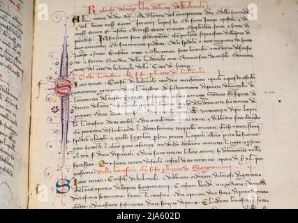 FLORENCE, ITALIE - vers juillet 2021.Feuille de manuscrit antique de Dante Divine Comedy, 16th siècle copie. Banque D'Images