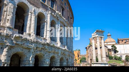 ROME, ITALIE - VERS AOÛT 2020 : ancienne façade du Teatro Macello (Théâtre de Marcellus) situé tout près du Colisée. Banque D'Images