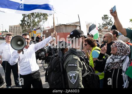 Les soldats de la police frontalière israélienne se séparent entre Yonatan Yosef, un membre du conseil municipal de Jérusalem à gauche des militants de la paix et des résidents à droite. Affrontements entre manifestants israéliens de droite et militants de la paix au cours de la manifestation de solidarité israélo-palestinienne hebdomadaire à Sheikh Jarrah. Le dimanche, Israël célèbre le jour de Jérusalem qui marque l'unification de la ville dans la guerre Israël - arabe de 1967. Les Israéliens à la tête de la pirighe défileront dans la vieille ville en portant les drapeaux israéliens, ce qui a conduit l'année dernière à l'irruption de la crise israélo-palestinienne de 2021. Sheikh Jarrah, Jérusalem. Mai 27 Banque D'Images