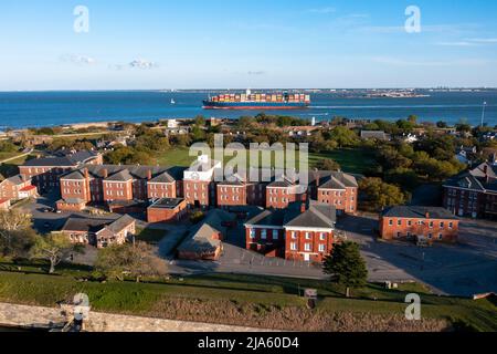 Vue aérienne de fort Monroe lorsqu'un bateau à conteneurs passe dans la baie de Chesapeake Banque D'Images