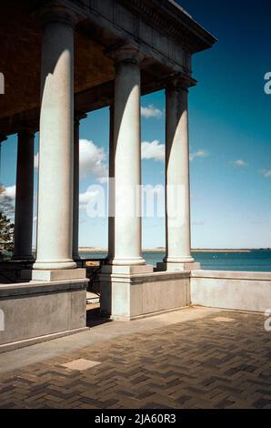 Le monument historique de Plymouth Rock contre un ciel bleu riche de l'océan à Plymouth Harbour. Plymouth, Massachusetts. L'image a été capturée sur un réseau Fi couleur analogique Banque D'Images