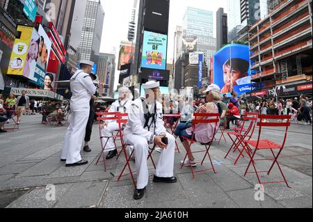 New York, États-Unis. 27th mai 2022. Des marins de l'USS Bataan, navire d'assaut amphibie de classe Wasp de la Marine américaine, sont assis à Times Square pendant la Fleet week, New York, NY, le 27 mai 2022. (Photo par Anthony Behar/Sipa USA) crédit: SIPA USA/Alay Live News Banque D'Images