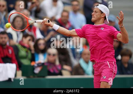 PARIS, France. 28th mai 2022. DIEGO SCHWARTZMAN d'Argentine retourne le ballon à GRIGOR DIMITROV de Bulgarie au cours du jour 6 de l'Open de France 2022, tournoi de tennis Grand Chelem au stade Roland Garros - Paris France.Diego Schwartzman a gagné : 6:3 6:1 6:2 (Credit image: © Pierre Stevenin/ZUMA Press Wire) Credit: ZUMA Press, Inc./Alamy Live News crédit: ZUMA Press, Inc./Alamy Live News Banque D'Images