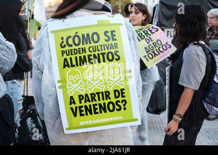 Buenos Aires, Argentine; 21 mai 2022: Protestation contre l'utilisation des OGM et des pesticides toxiques dans l'agriculture. Texte de l'affiche : comment les aliments peuvent-ils être cultivés à partir de poi Banque D'Images