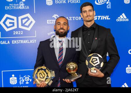 Varsovie, Pologne. 23rd mai 2022. Ivan IVI Lopez (L) et Vladan Kovacevic (R) de Rakow Czestochowa avec des prix sont vus pendant le Gala d'Ekstraklasa 2022 à Varsovie. Crédit : SOPA Images Limited/Alamy Live News Banque D'Images