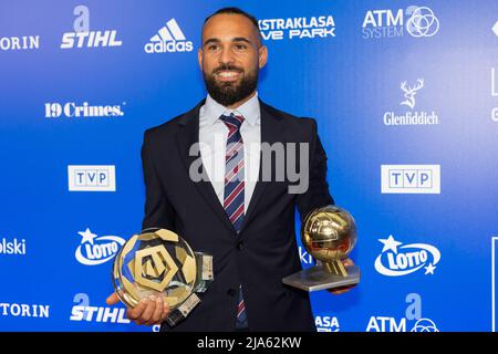 Varsovie, Pologne. 23rd mai 2022. Ivan IVI Lopez de Rakow Czestochowa avec des prix pour le meilleur milieu de terrain, joueur et buteur de la saison 2021/22 vu pendant le Gala d'Ekstraklasa 2022 à Varsovie. Crédit : SOPA Images Limited/Alamy Live News Banque D'Images