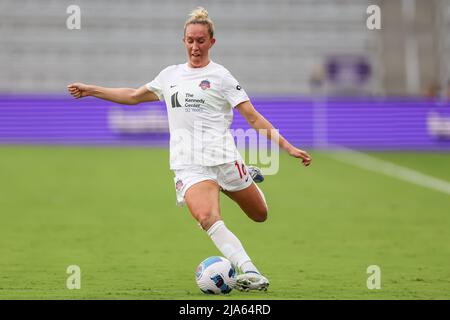 Orlando, Floride, États-Unis. 27 mai 2022 : Julia RODDAR (16), milieu de terrain de Washington Spirit, fait une passe lors du match de football NWSL Orlando Pride vs Washington Spirit au stade Exploria d'Orlando, FL, le 27 mai 2022. (Credit image: © Cory Knowlton/ZUMA Press Wire) Credit: ZUMA Press, Inc./Alamy Live News Banque D'Images