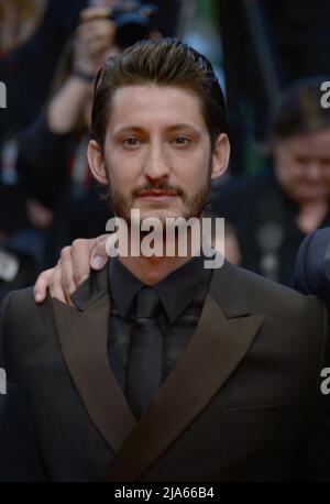 27 mai 2022, CANNES, France: CANNES, FRANCE - 27 MAI: Pierre Niney et Natasha Andrews assistent à la projection de 'mascarade' lors du festival annuel de Cannes 75th au Palais des Festivals, le 27 mai 2022 à Cannes, France. (Credit image: © Frederick Injimbert/ZUMA Press Wire) Banque D'Images