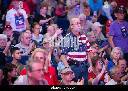 Houston, Texas, États-Unis. 27th mai 2022. Les membres de la NRA attendent l'arrivée des conférenciers principaux à la convention annuelle de l'Association nationale des fusils à Canon à Houston, le 27 mai 2022. (Image de crédit : © Bob Daemmrich/ZUMA Press Wire) Banque D'Images
