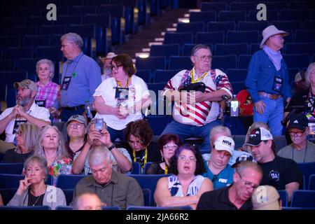 Houston, Texas, États-Unis. 27th mai 2022. Les membres de la NRA attendent l'arrivée des conférenciers principaux à la convention annuelle de l'Association nationale des fusils à Canon à Houston, le 27 mai 2022. (Image de crédit : © Bob Daemmrich/ZUMA Press Wire) Banque D'Images