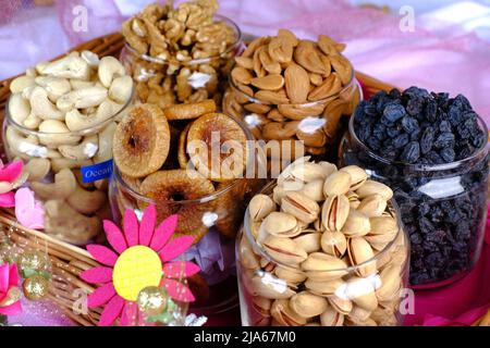 Fruits secs et noix mélangés, fruits secs et noix, en-cas sain - mélange de fruits secs et de noix biologiques. Banque D'Images