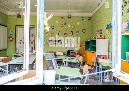 Verkhnokmayanske, Ukraine. 27th mai 2022. Intérieur d'une école détruit par des bombardements. Verkhnokmayanske est une petite ville de la région de Donetsk. La ville souffre d'une pénurie de nourriture et de médicaments, de gaz, d'eau et d'électricité. Par conséquent, la première ligne se rapproche chaque jour de la ville et la plupart des civils ont fui. Crédit : SOPA Images Limited/Alamy Live News Banque D'Images