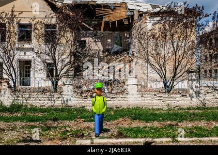 Verkhnokmayanske, Ukraine. 27th mai 2022. Une école détruite par des bombardements est vue à Verkhnokmayanske. Verkhnokmayanske est une petite ville de la région de Donetsk. La ville souffre d'une pénurie de nourriture et de médicaments, de gaz, d'eau et d'électricité. Par conséquent, la première ligne se rapproche chaque jour de la ville et la plupart des civils ont fui. Crédit : SOPA Images Limited/Alamy Live News Banque D'Images