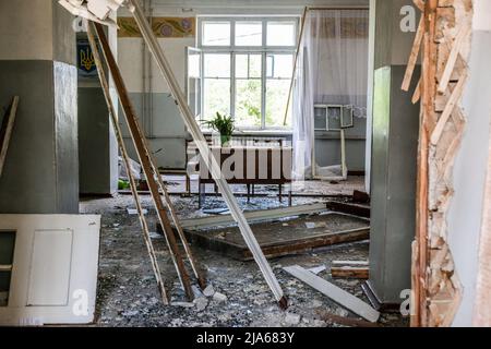 Verkhnokmayanske, Ukraine. 27th mai 2022. Intérieur d'une école détruit par des bombardements. Verkhnokmayanske est une petite ville de la région de Donetsk. La ville souffre d'une pénurie de nourriture et de médicaments, de gaz, d'eau et d'électricité. Par conséquent, la première ligne se rapproche chaque jour de la ville et la plupart des civils ont fui. Crédit : SOPA Images Limited/Alamy Live News Banque D'Images