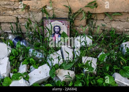 Verkhnokmayanske, Ukraine. 27th mai 2022. Icône Jésus-Christ parmi les débris d'un bâtiment détruit. Verkhnokmayanske est une petite ville de la région de Donetsk. La ville souffre d'une pénurie de nourriture et de médicaments, de gaz, d'eau et d'électricité. Par conséquent, la première ligne se rapproche chaque jour de la ville et la plupart des civils ont fui. Crédit : SOPA Images Limited/Alamy Live News Banque D'Images