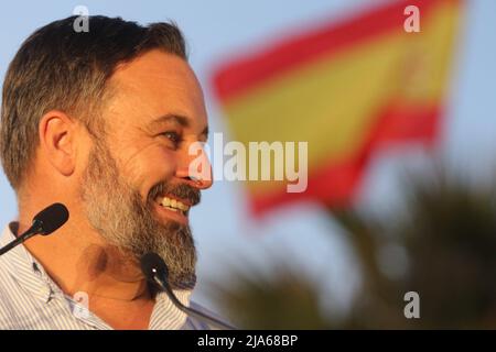 27 mai 2022 (Malaga) le président de Vox, Santiago Abascal, et le candidat de la formation à la présidence de l'Andalousie, Macarena Olona, participent à un rassemblement de campagne à l'occasion des élections à la Junta de Andalucia dans le Paseo del Muelle Uno, la Farola de Málaga. Credit: CORMON PRESSE/Alamy Live News Banque D'Images