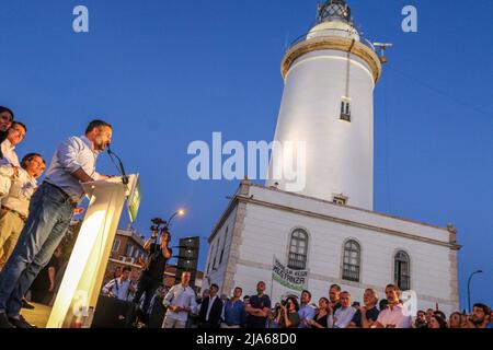 27 mai 2022 (Malaga) le président de Vox, Santiago Abascal, et le candidat de la formation à la présidence de l'Andalousie, Macarena Olona, participent à un rassemblement de campagne à l'occasion des élections à la Junta de Andalucia dans le Paseo del Muelle Uno, la Farola de Málaga. Credit: CORMON PRESSE/Alamy Live News Banque D'Images