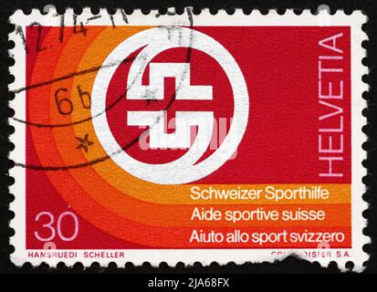 SUISSE - VERS 1974 : un timbre imprimé en Suisse montre l'emblème de la Fondation suisse du sport, vers 1974 Banque D'Images