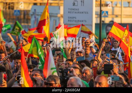 27 mai 2022 (Malaga) le président de Vox, Santiago Abascal, et le candidat de la formation à la présidence de l'Andalousie, Macarena Olona, participent à un rassemblement de campagne à l'occasion des élections à la Junta de Andalucia dans le Paseo del Muelle Uno, la Farola de Málaga. Credit: CORMON PRESSE/Alamy Live News Banque D'Images