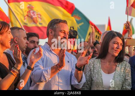 27 mai 2022 (Malaga) le président de Vox, Santiago Abascal, et le candidat de la formation à la présidence de l'Andalousie, Macarena Olona, participent à un rassemblement de campagne à l'occasion des élections à la Junta de Andalucia dans le Paseo del Muelle Uno, la Farola de Málaga. Credit: CORMON PRESSE/Alamy Live News Banque D'Images