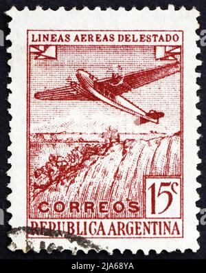 ARGENTINE - VERS 1946 : un timbre imprimé en Argentine montre avion au-dessus des chutes d'Iguazu, vers 1946 Banque D'Images