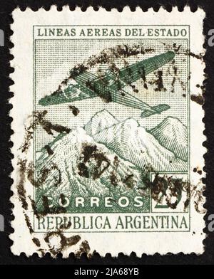 Argentine - circa 1946 : timbre imprimé dans l'Argentine montre avion sur les Andes, vers 1946 Banque D'Images