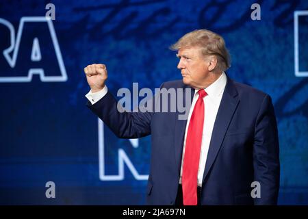 Houston, Texas, États-Unis. 27th mai 2022. L'ancien président américain DONALD TRUMP donne le discours clé au forum annuel de leadership de la National Rifle Association (NRA) à Houston le 27 mai 2022. (Image de crédit : © Bob Daemmrich/ZUMA Press Wire) Banque D'Images