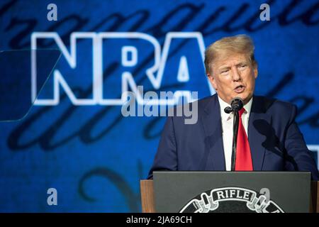 Houston, Texas, États-Unis. 27th mai 2022. L'ancien président américain DONALD TRUMP donne le discours clé au forum annuel de leadership de la National Rifle Association (NRA) à Houston le 27 mai 2022. (Image de crédit : © Bob Daemmrich/ZUMA Press Wire) Banque D'Images
