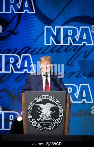 Houston, Texas, États-Unis. 27th mai 2022. L'ancien président américain DONALD TRUMP donne le discours clé au forum annuel de leadership de la National Rifle Association (NRA) à Houston le 27 mai 2022. (Image de crédit : © Bob Daemmrich/ZUMA Press Wire) Banque D'Images