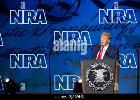 Houston, Texas, États-Unis. 27th mai 2022. L'ancien président américain DONALD TRUMP donne le discours clé au forum annuel de leadership de la National Rifle Association (NRA) à Houston le 27 mai 2022. (Image de crédit : © Bob Daemmrich/ZUMA Press Wire) Banque D'Images