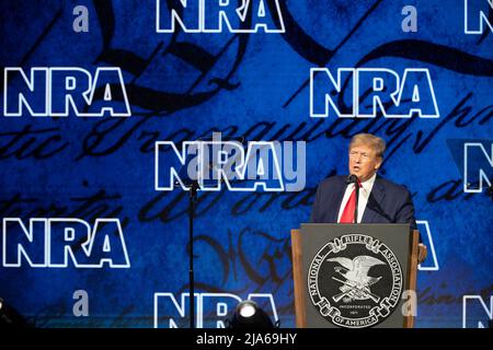 Houston, Texas, États-Unis. 27th mai 2022. L'ancien président américain DONALD TRUMP donne le discours clé au forum annuel de leadership de la National Rifle Association (NRA) à Houston le 27 mai 2022. (Image de crédit : © Bob Daemmrich/ZUMA Press Wire) Banque D'Images