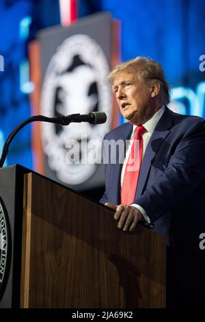 Houston, Texas, États-Unis. 27th mai 2022. L'ancien président américain DONALD TRUMP donne le discours clé au forum annuel de leadership de la National Rifle Association (NRA) à Houston le 27 mai 2022. (Image de crédit : © Bob Daemmrich/ZUMA Press Wire) Banque D'Images