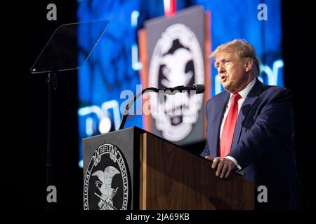 Houston, Texas, États-Unis. 27th mai 2022. L'ancien président américain DONALD TRUMP donne le discours clé au forum annuel de leadership de la National Rifle Association (NRA) à Houston le 27 mai 2022. (Image de crédit : © Bob Daemmrich/ZUMA Press Wire) Banque D'Images